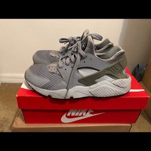Nike huarache all gray sz 9.5
